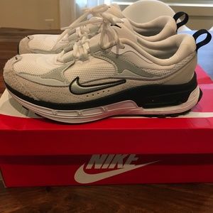 Nike W Air Max Bliss Size 8 white and gray